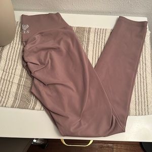 Mauve CLS Scrunch butt Legging (S)